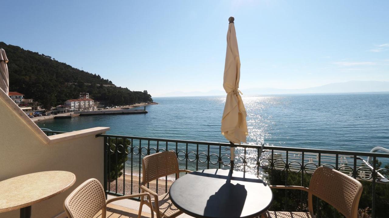 Apartment On The Beach-drvenik