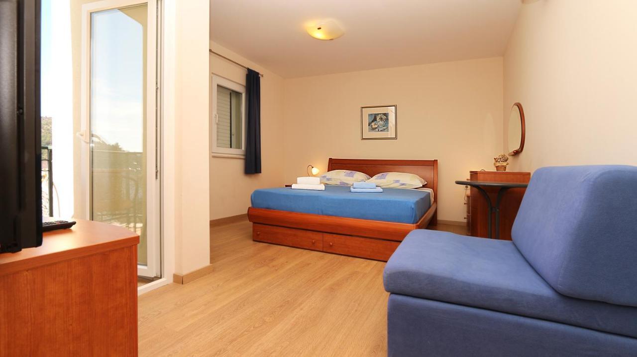 Apartment On The Beach-drvenik