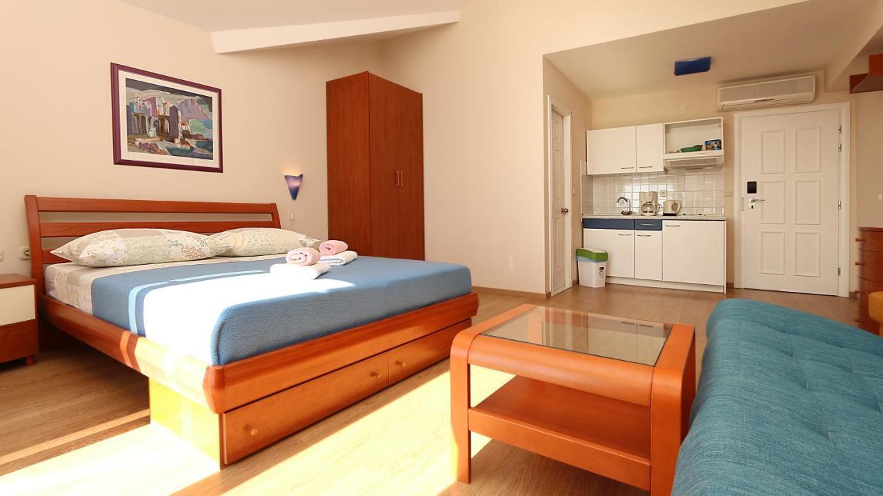 Apartment On The Beach-drvenik *