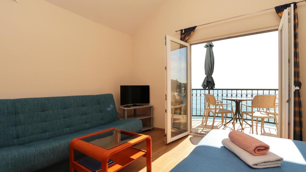 Apartment On The Beach-drvenik