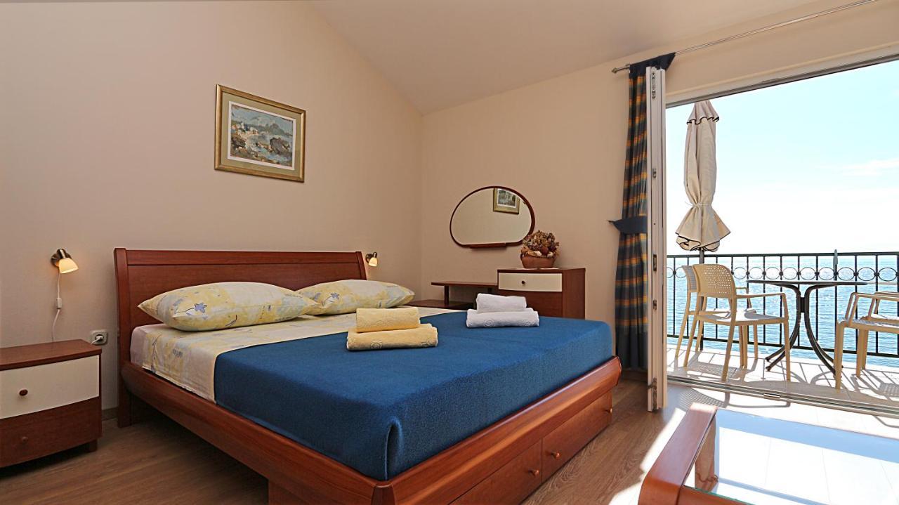 On The Beach-drvenik Apartment *