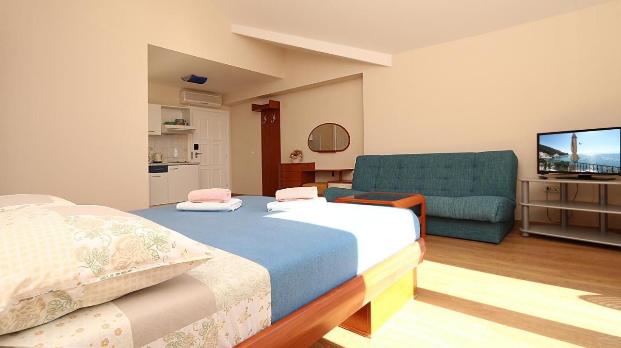 Apartment On The Beach-drvenik