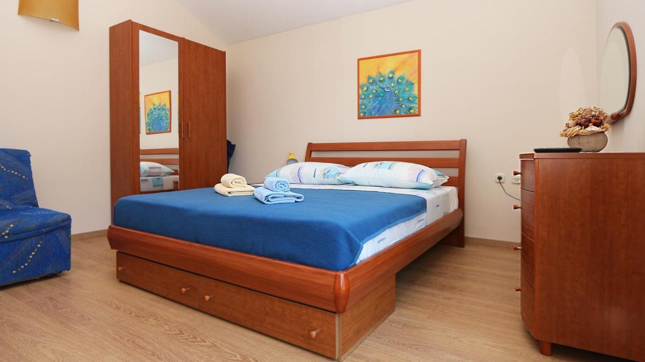 On The Beach-drvenik Apartment