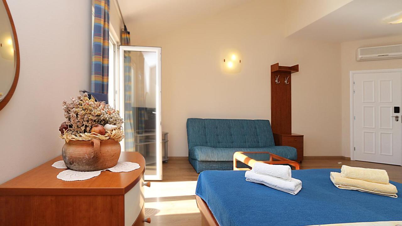 Apartment On The Beach-drvenik