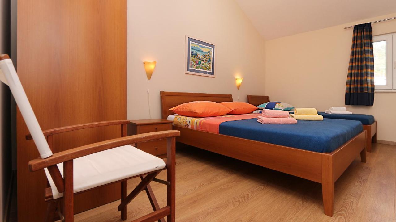 Apartment On The Beach-drvenik *