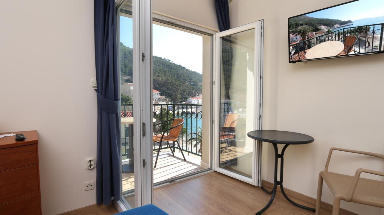 Apartment On The Beach-drvenik *