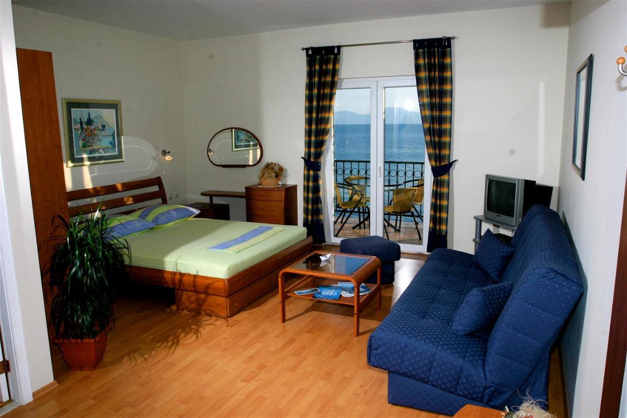 Apartment On The Beach-drvenik